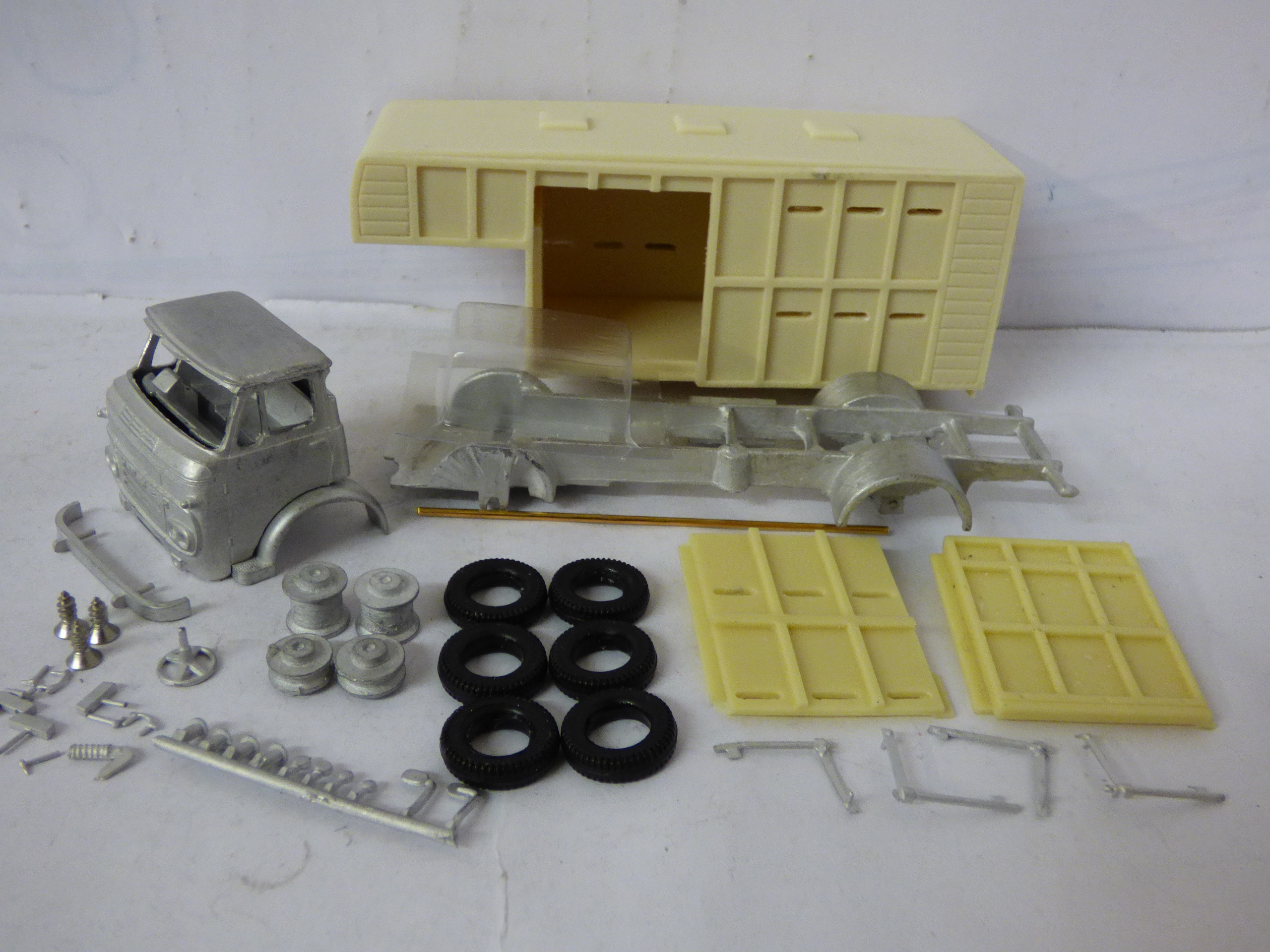 Promod Kits Commer Maxiload Horse box or livestock carrier 1:50th scale ...